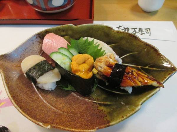 「おまかせにぎり」の「特上」。まぐろ、ひらめ、穴子、うに、たいらぎです。