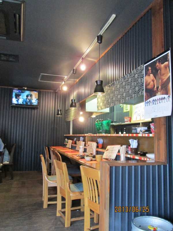 店内。入ってすぐ右がカウンター
