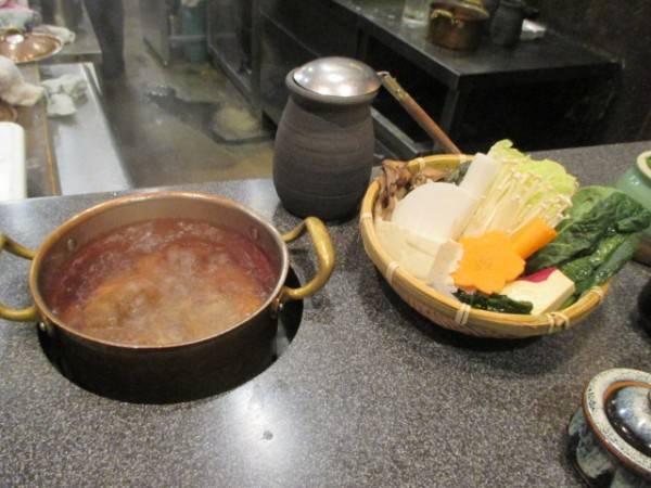 左にある備え付けのおなべでしゃぶしゃぶします。