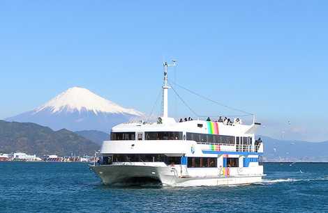 こちらの船で駿河湾を一周します！
