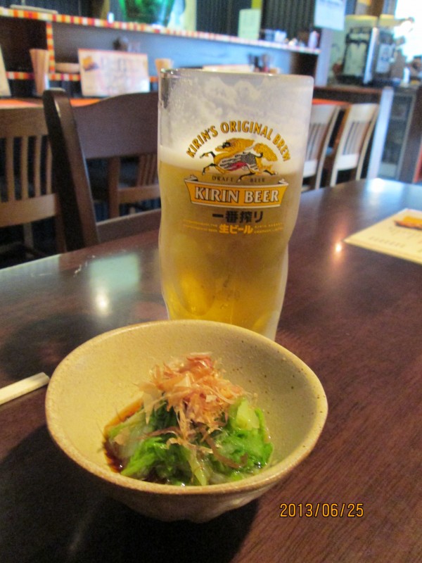 やきとりにはやっぱりビール♪この日のお通しはおひたし