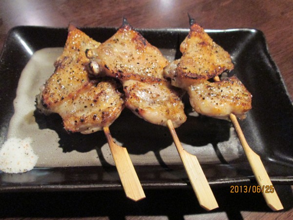 鶏手羽は皮パリパリ、お肉ジューシーでたまりません